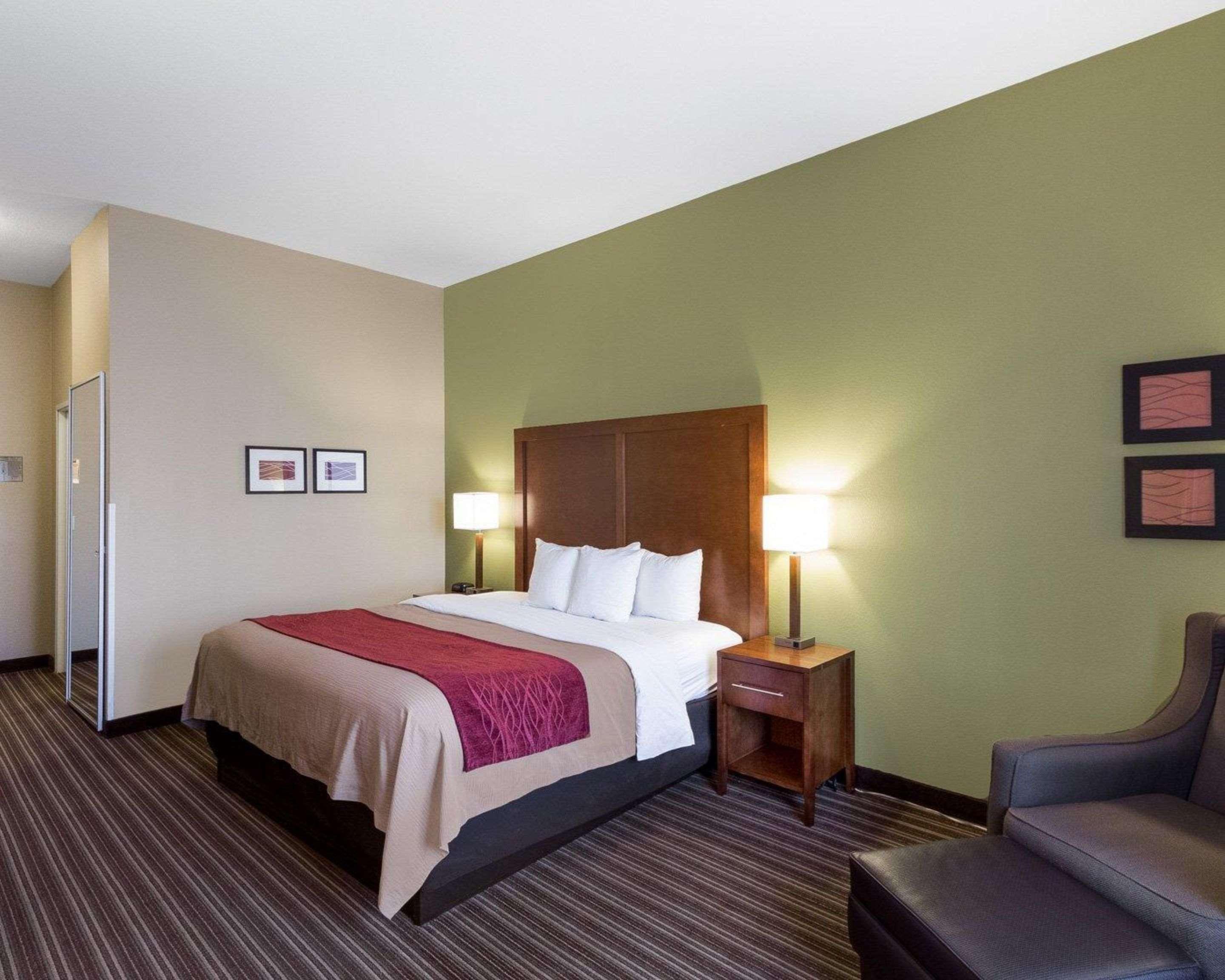 Comfort Inn & Suites Fayetteville-University Area Zewnętrze zdjęcie