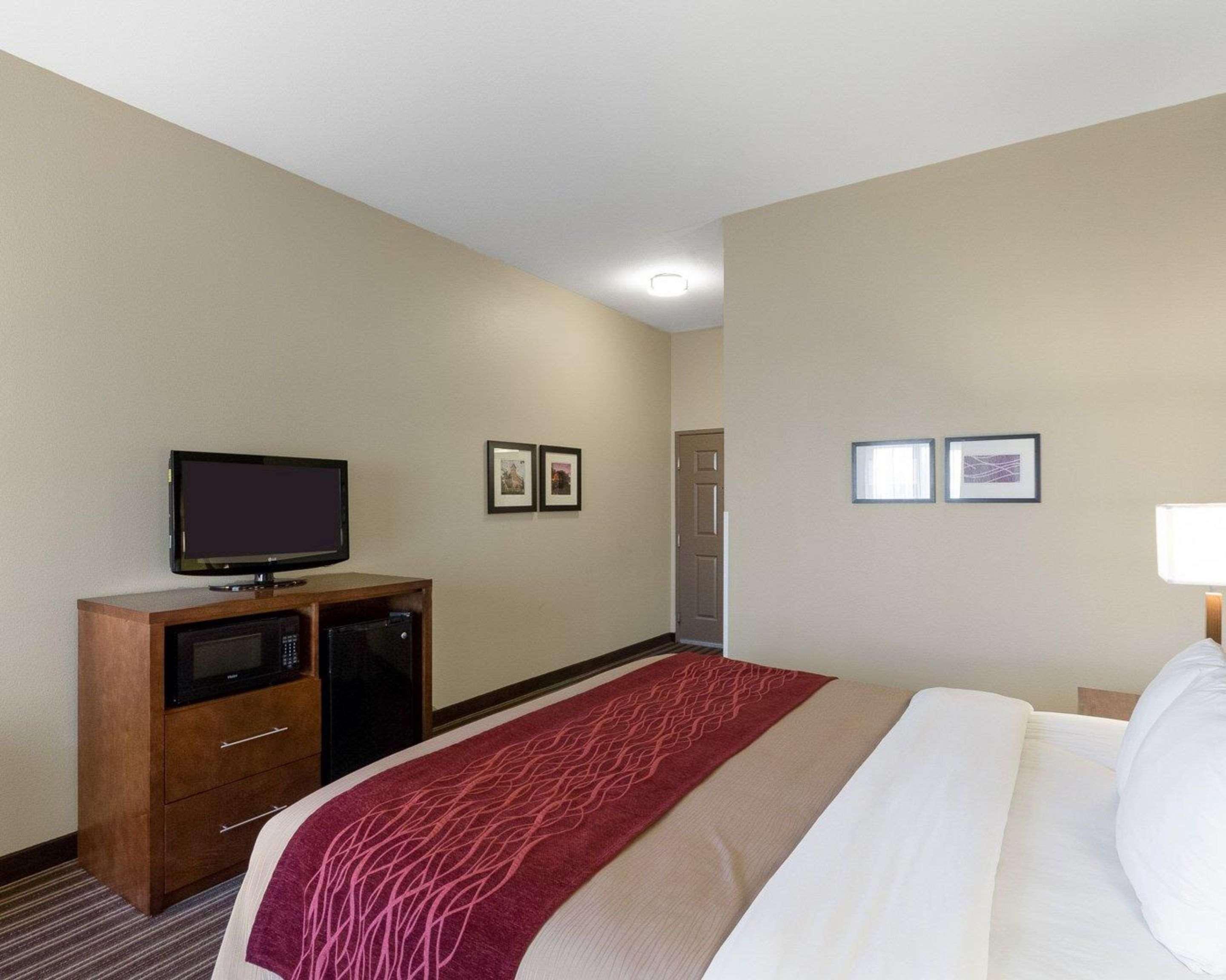 Comfort Inn & Suites Fayetteville-University Area Zewnętrze zdjęcie