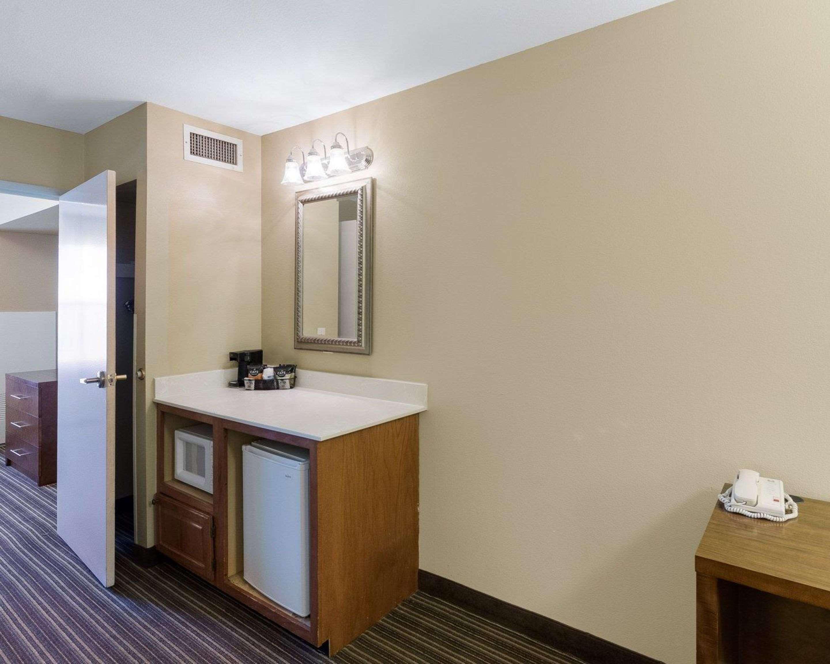 Comfort Inn & Suites Fayetteville-University Area Zewnętrze zdjęcie