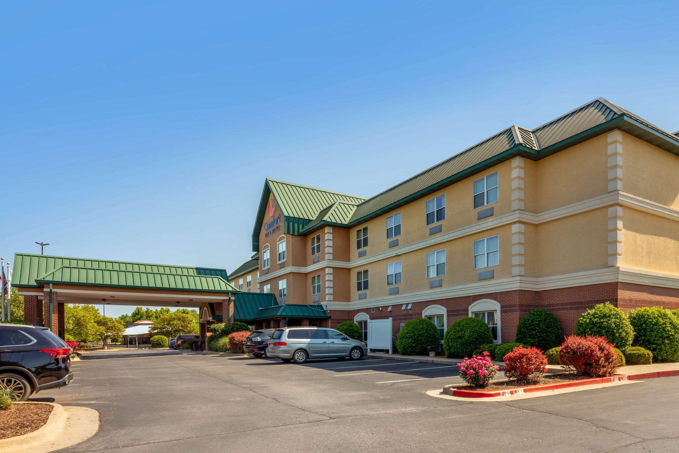 Comfort Inn & Suites Fayetteville-University Area Zewnętrze zdjęcie