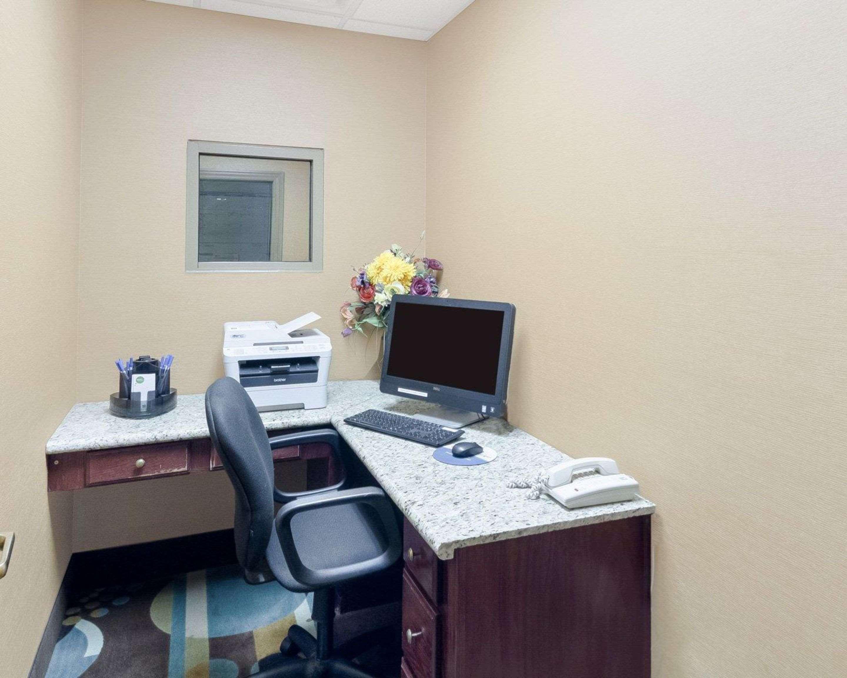 Comfort Inn & Suites Fayetteville-University Area Zewnętrze zdjęcie