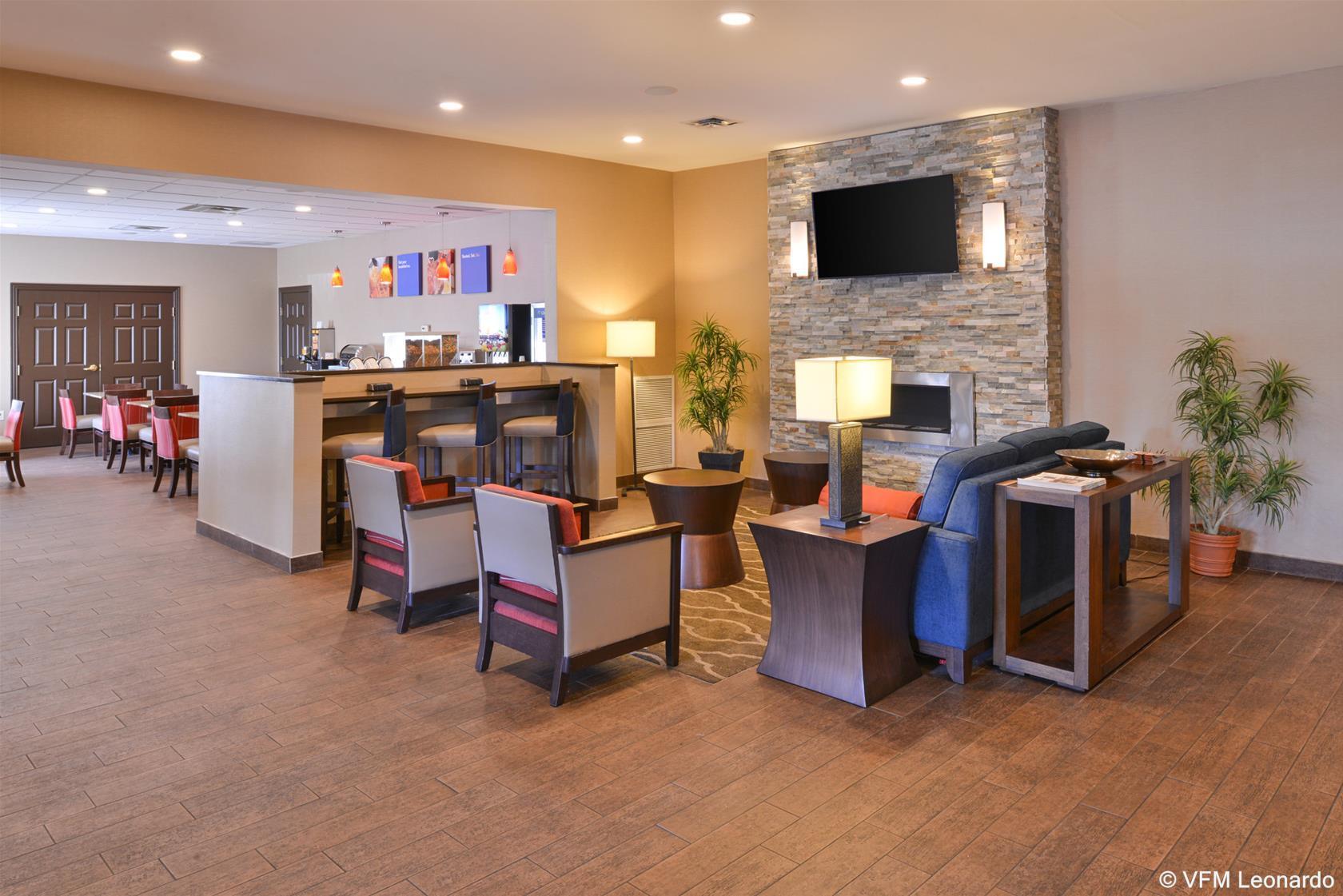 Comfort Inn & Suites Fayetteville-University Area Zewnętrze zdjęcie