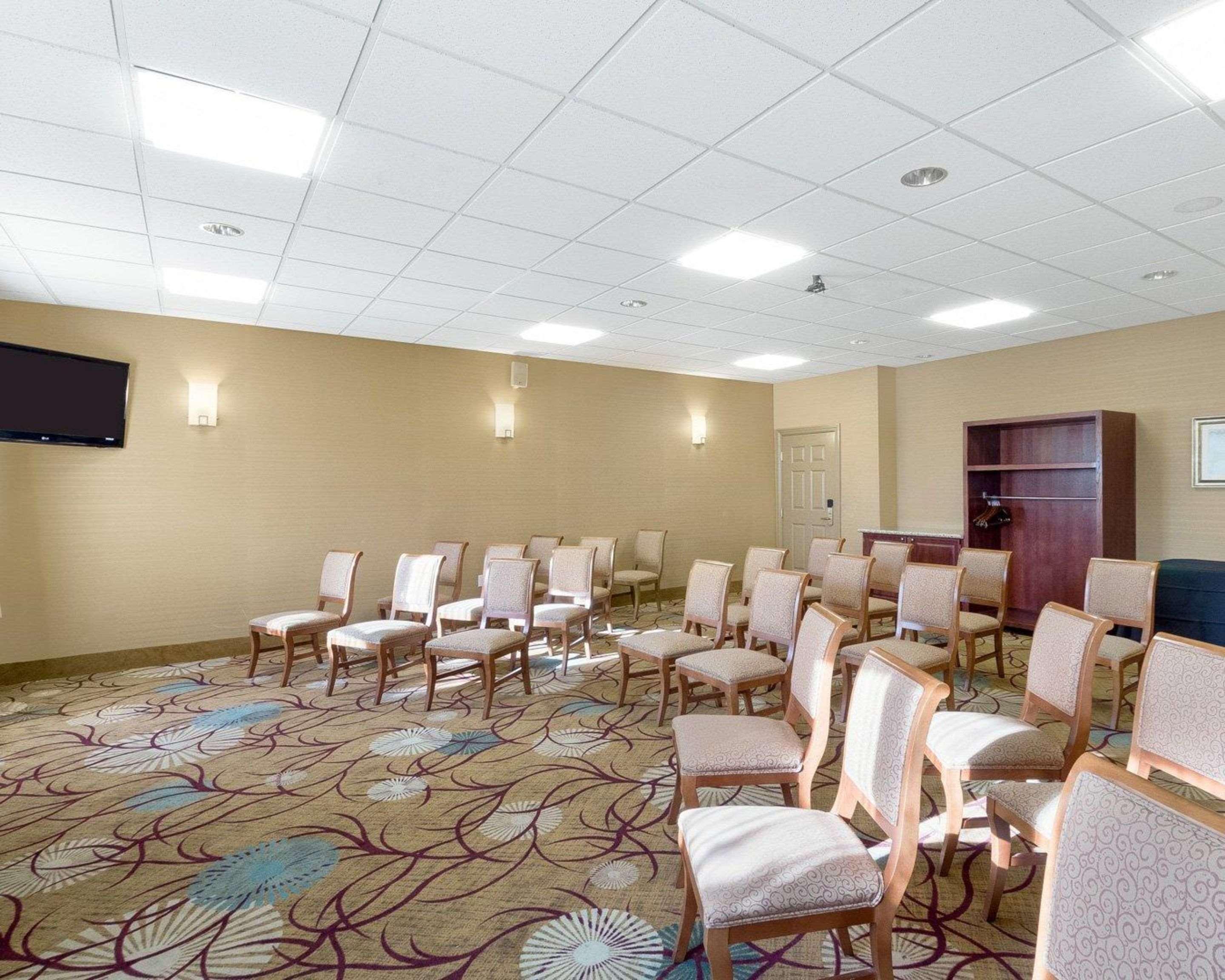 Comfort Inn & Suites Fayetteville-University Area Zewnętrze zdjęcie