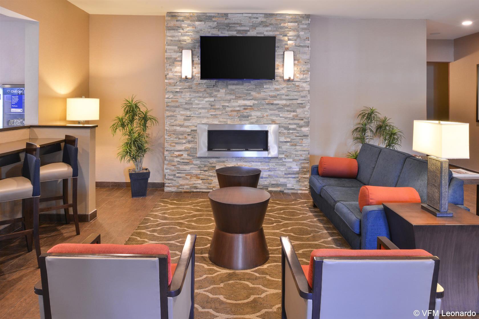 Comfort Inn & Suites Fayetteville-University Area Zewnętrze zdjęcie