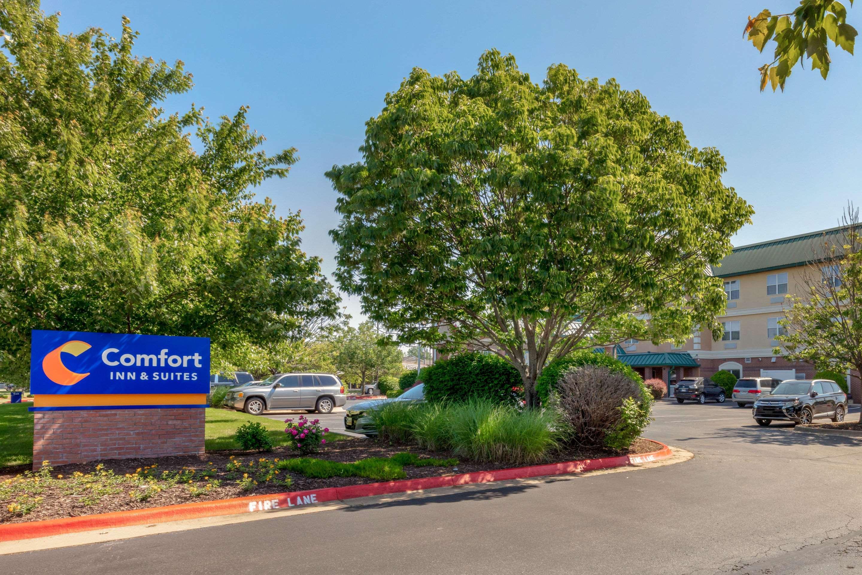 Comfort Inn & Suites Fayetteville-University Area Zewnętrze zdjęcie