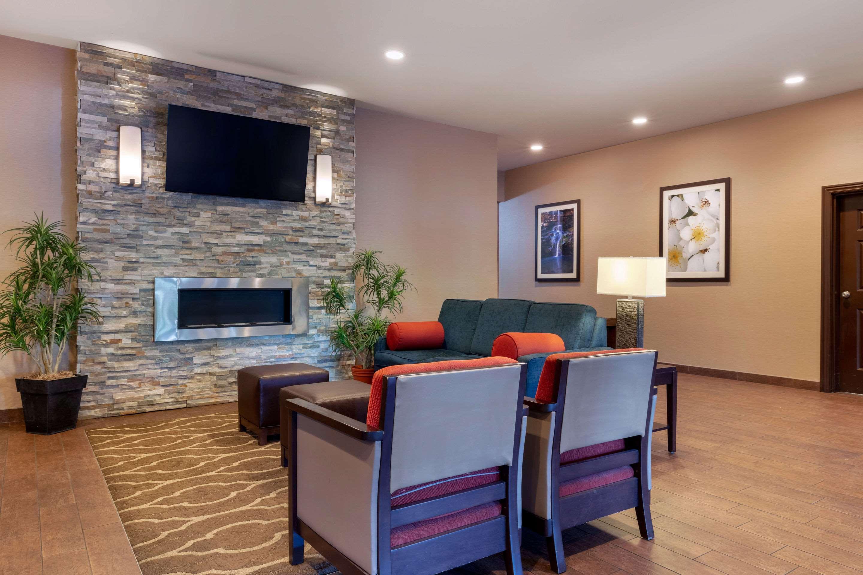 Comfort Inn & Suites Fayetteville-University Area Zewnętrze zdjęcie