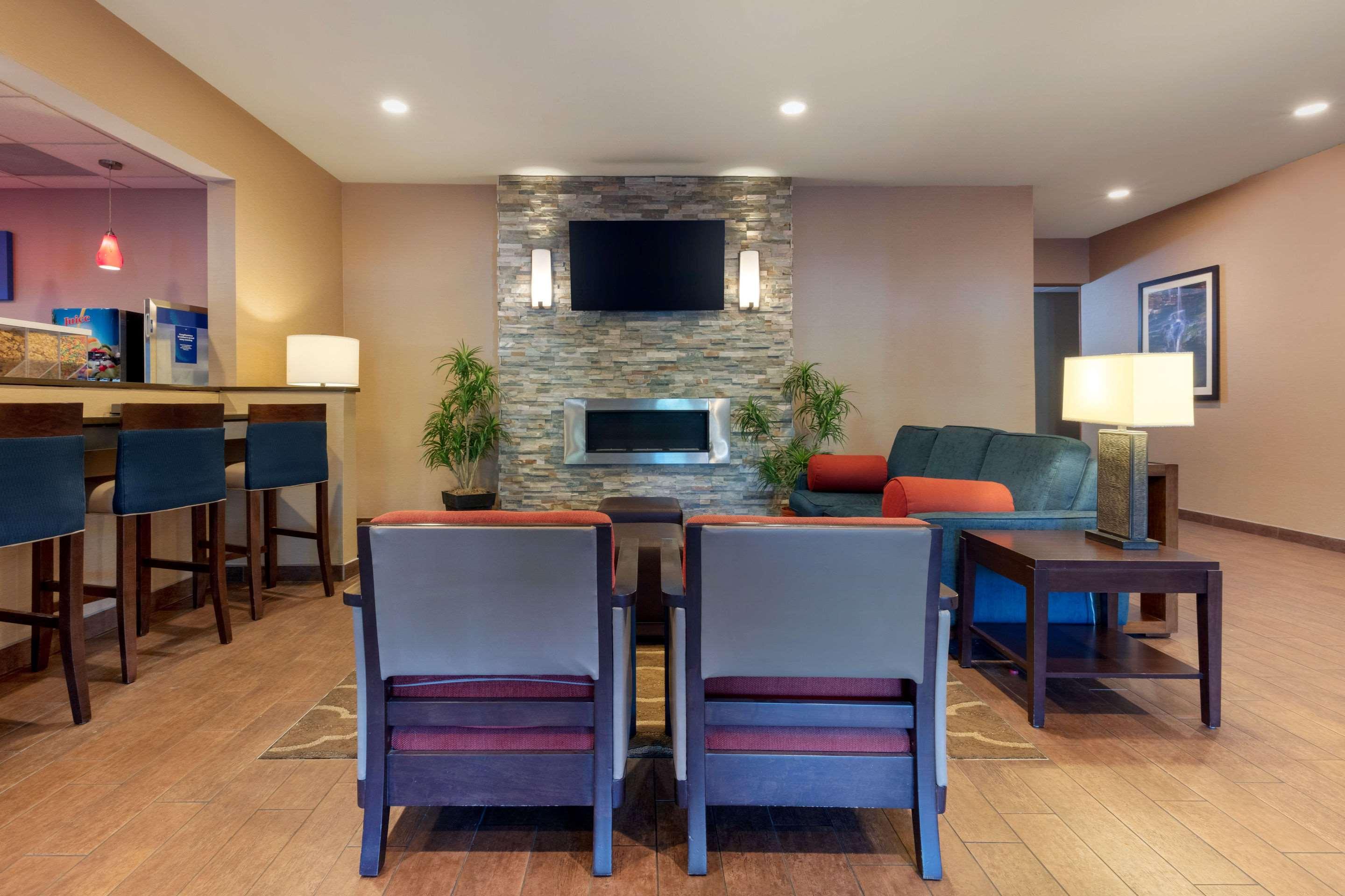 Comfort Inn & Suites Fayetteville-University Area Zewnętrze zdjęcie