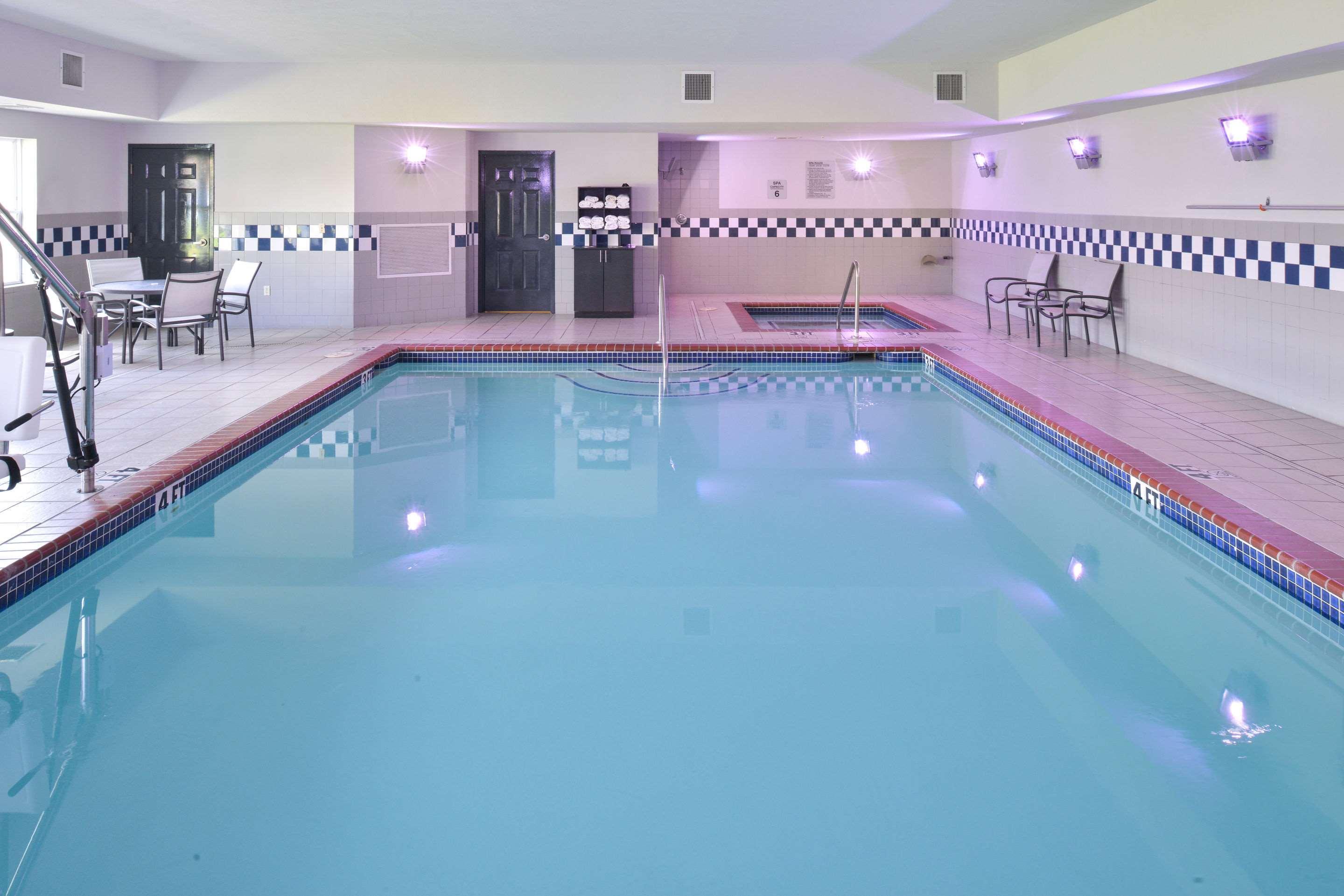 Comfort Inn & Suites Fayetteville-University Area Zewnętrze zdjęcie